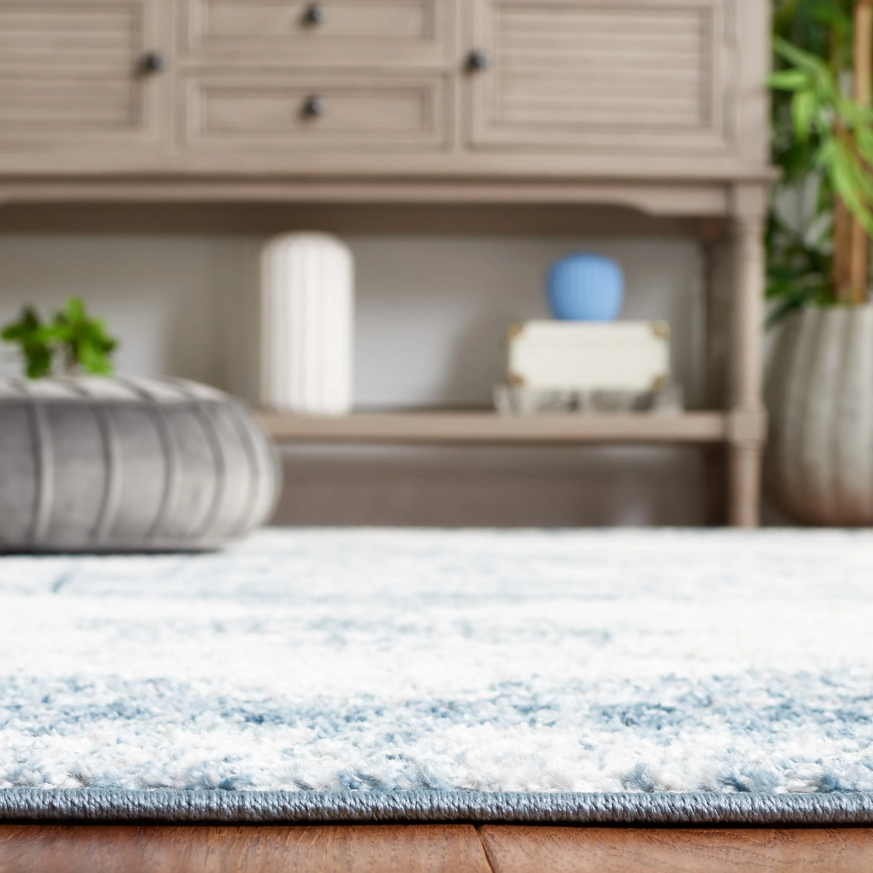 SAFAVIEH Layla Leanne Shabby Chic Farmhouse Rug