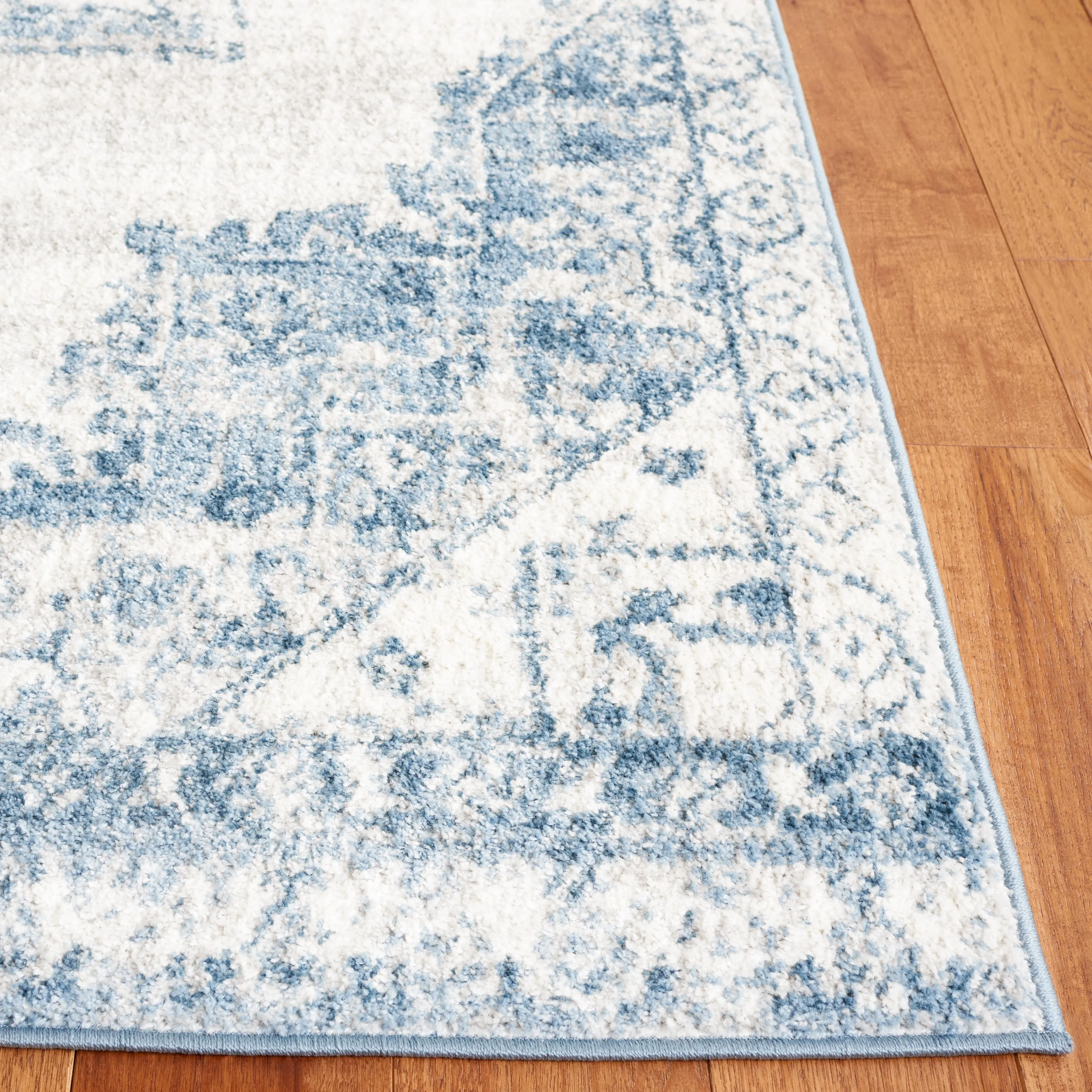 SAFAVIEH Layla Leanne Shabby Chic Farmhouse Rug