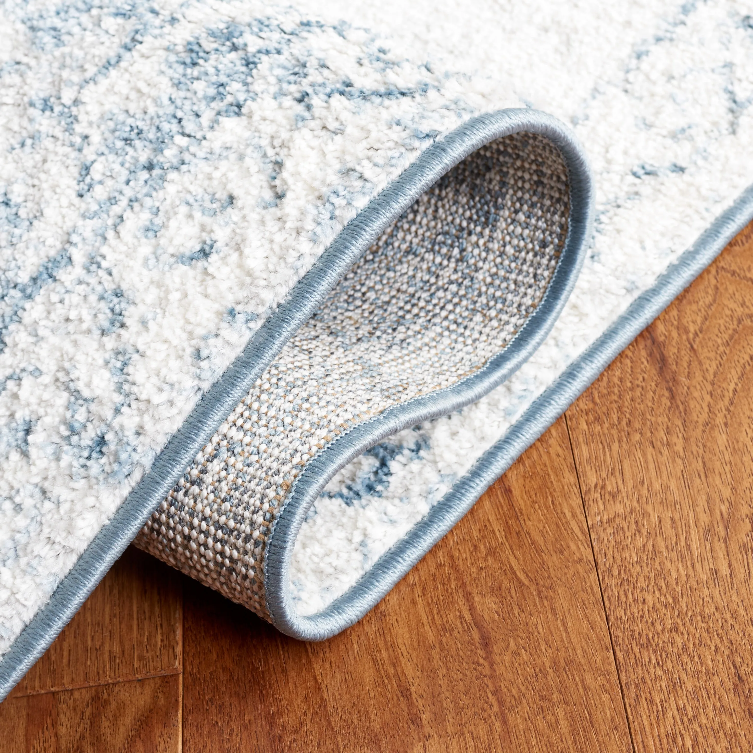 SAFAVIEH Layla Leanne Shabby Chic Farmhouse Rug