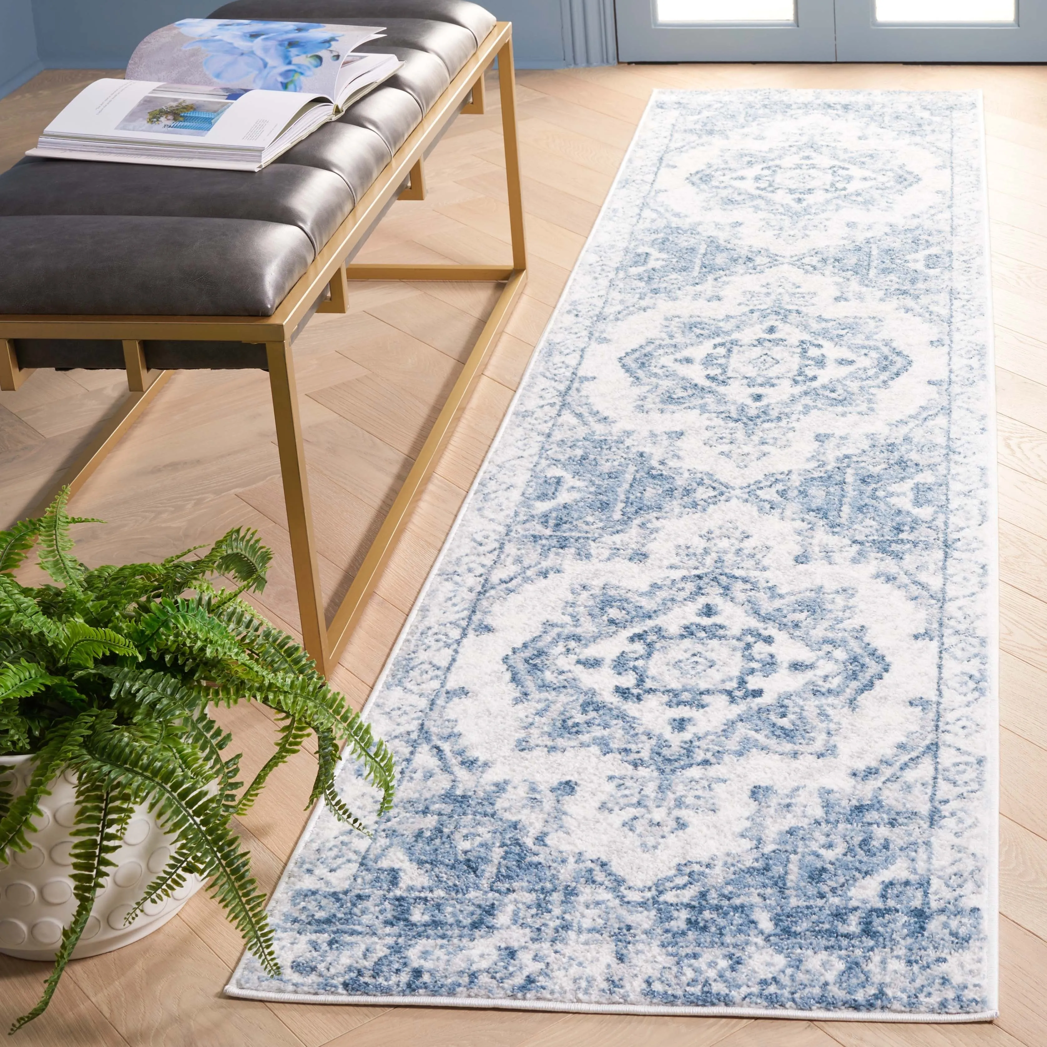 SAFAVIEH Layla Leanne Shabby Chic Farmhouse Rug