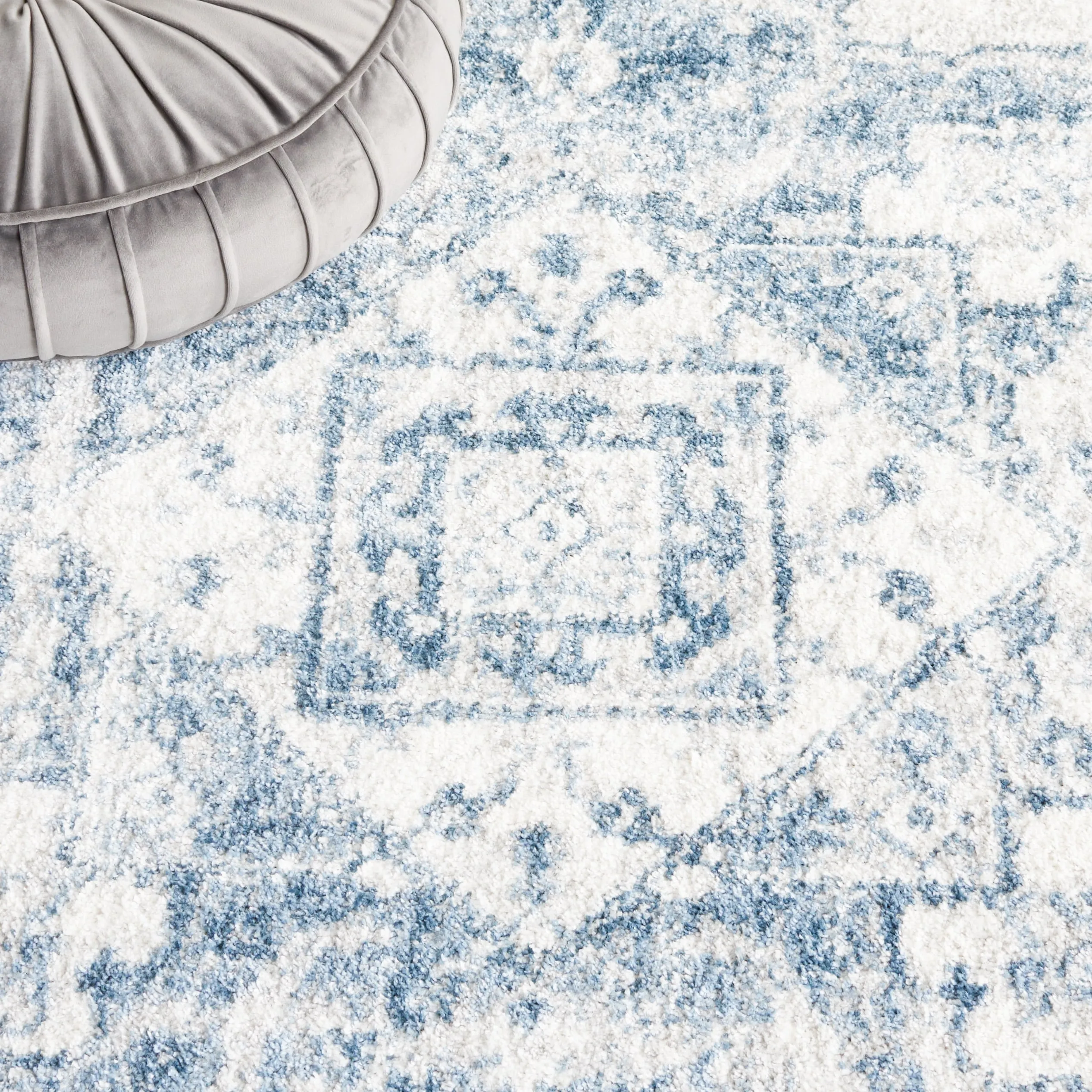 SAFAVIEH Layla Leanne Shabby Chic Farmhouse Rug