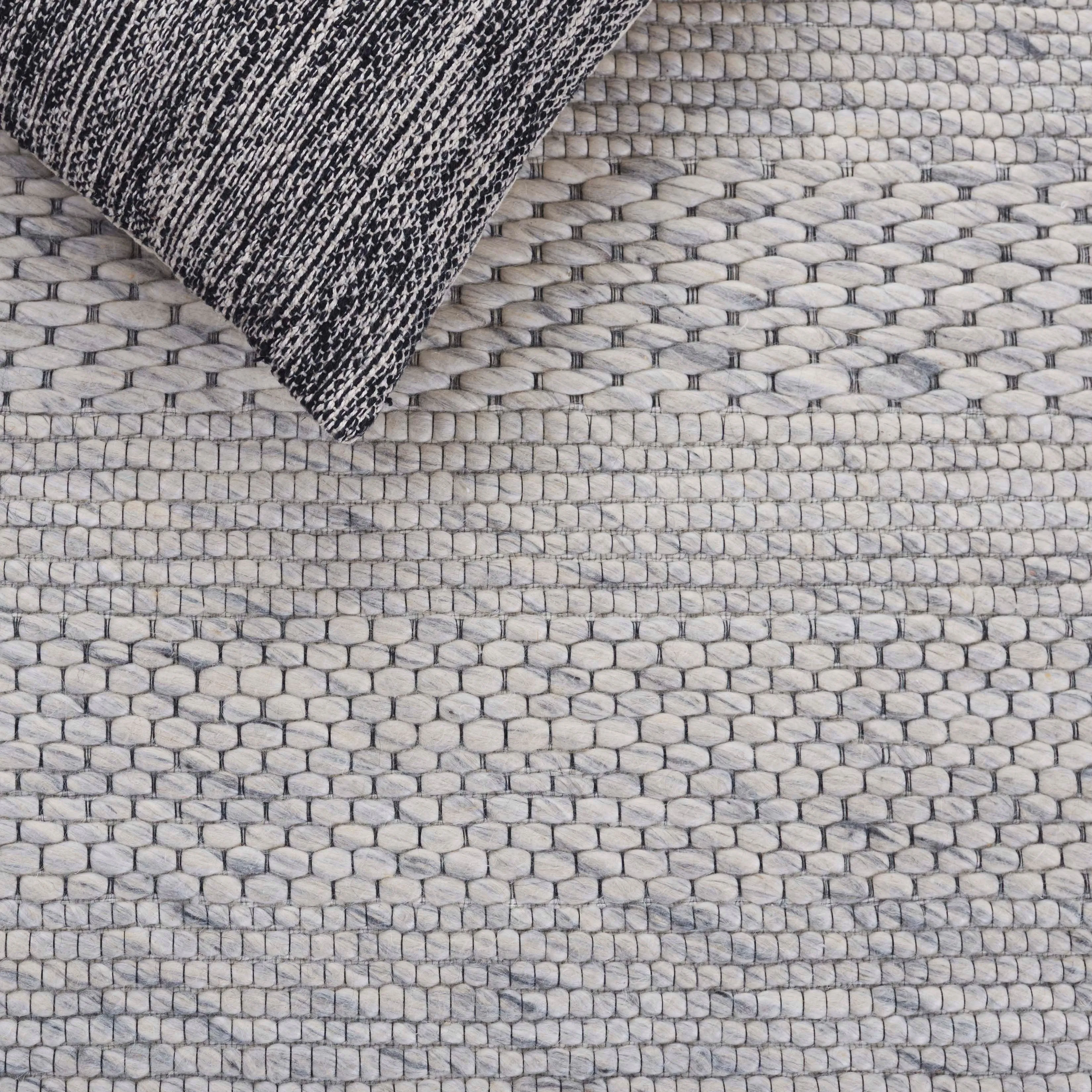 SAFAVIEH Marbella Kevser Wool Rug