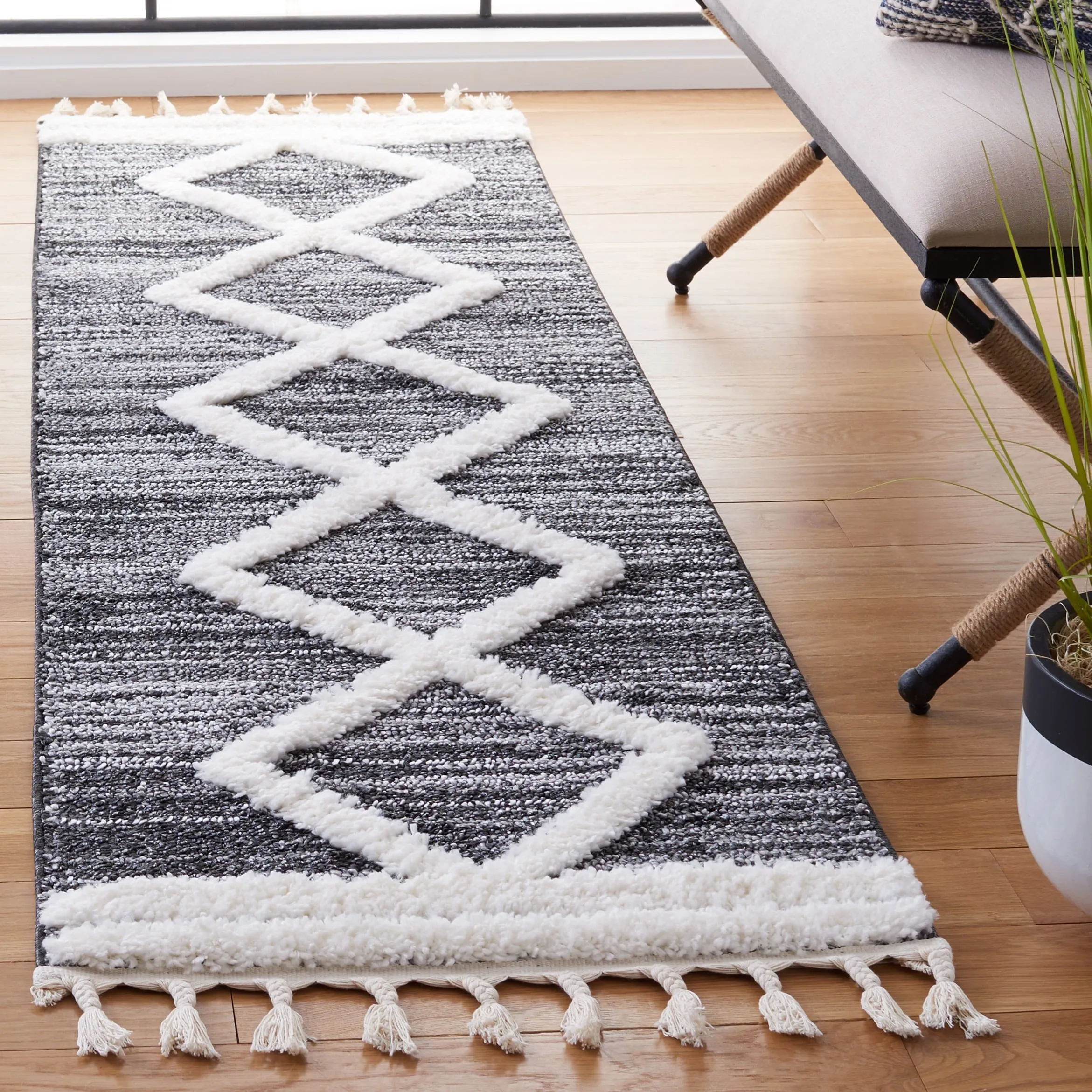 SAFAVIEH Moroccan Tassel Shag Lempi 2-inch Thick Rug