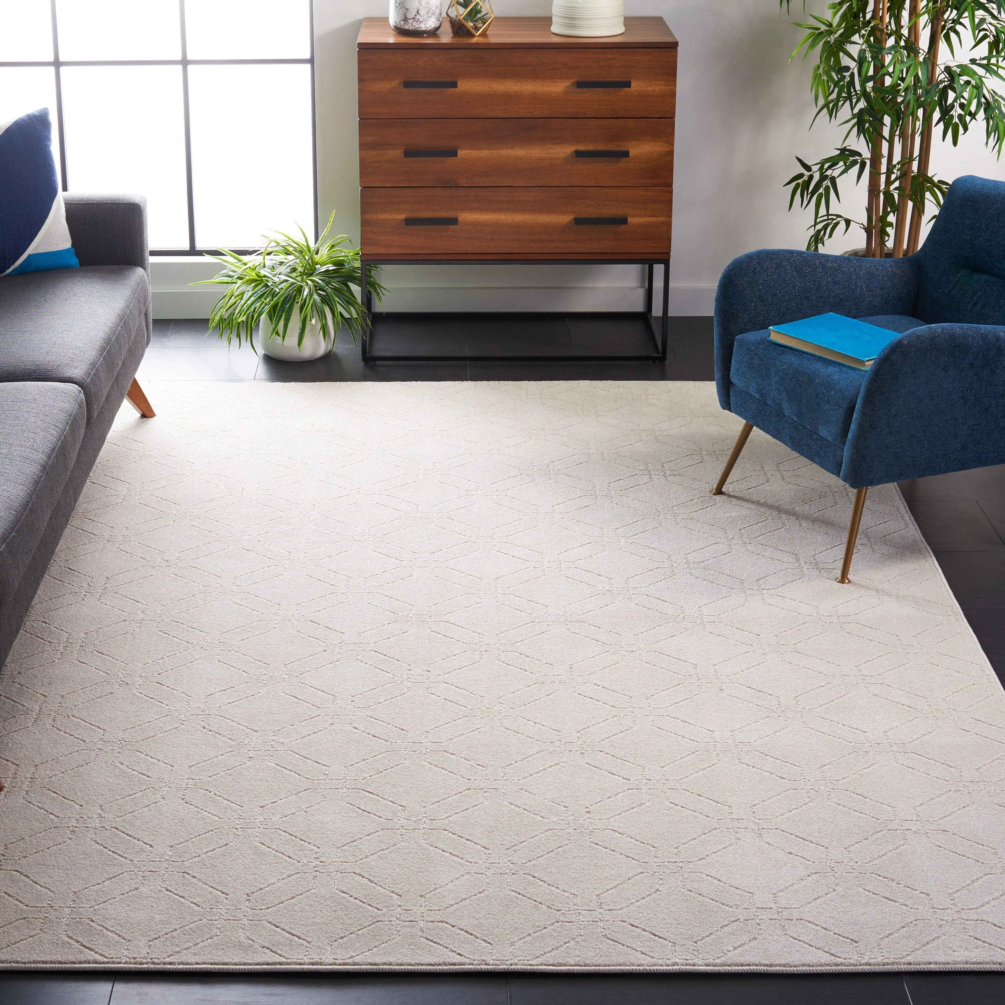 SAFAVIEH Plain and Solid Chestina Geometric Rug
