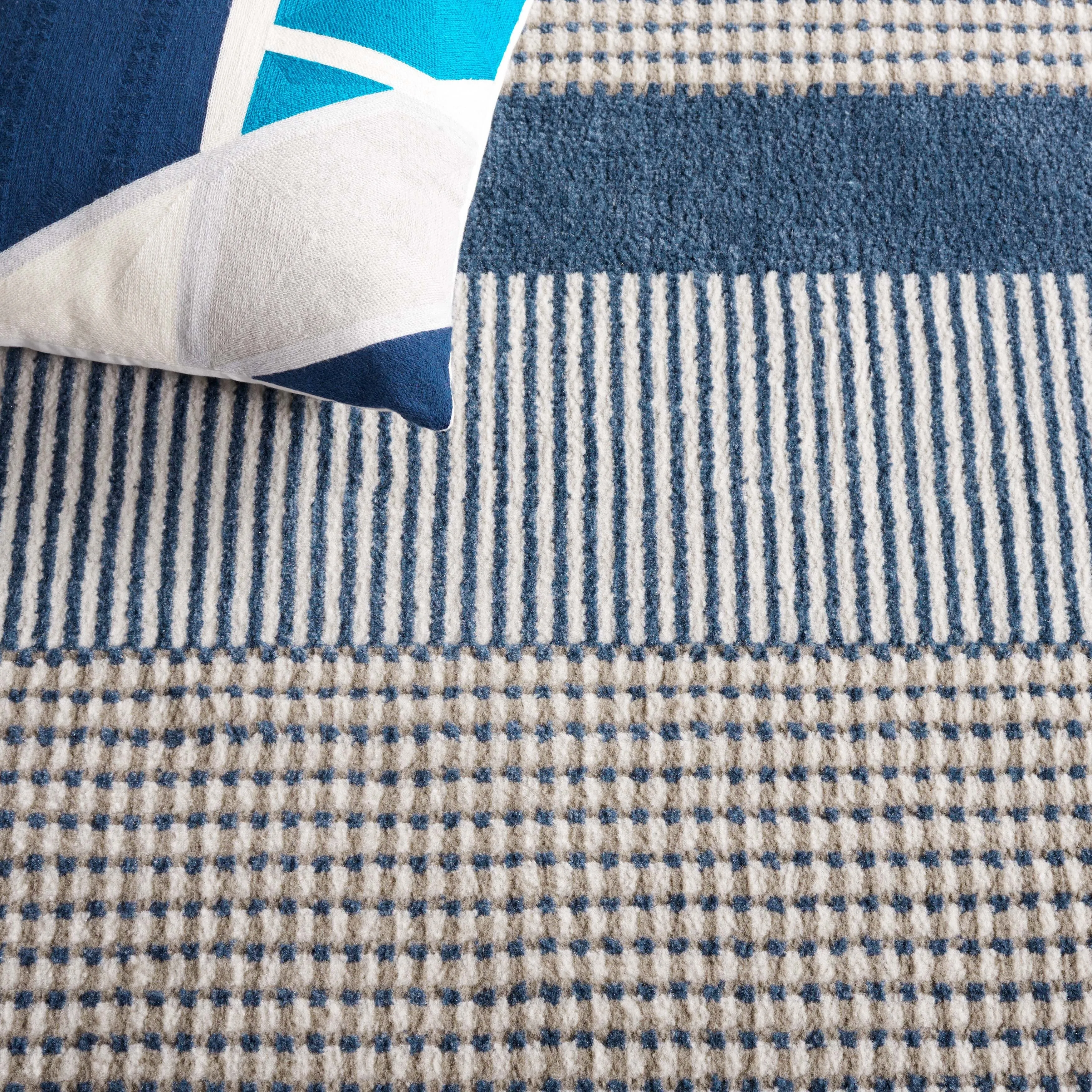 SAFAVIEH Pyramid Nanie Modern Stripe Rug
