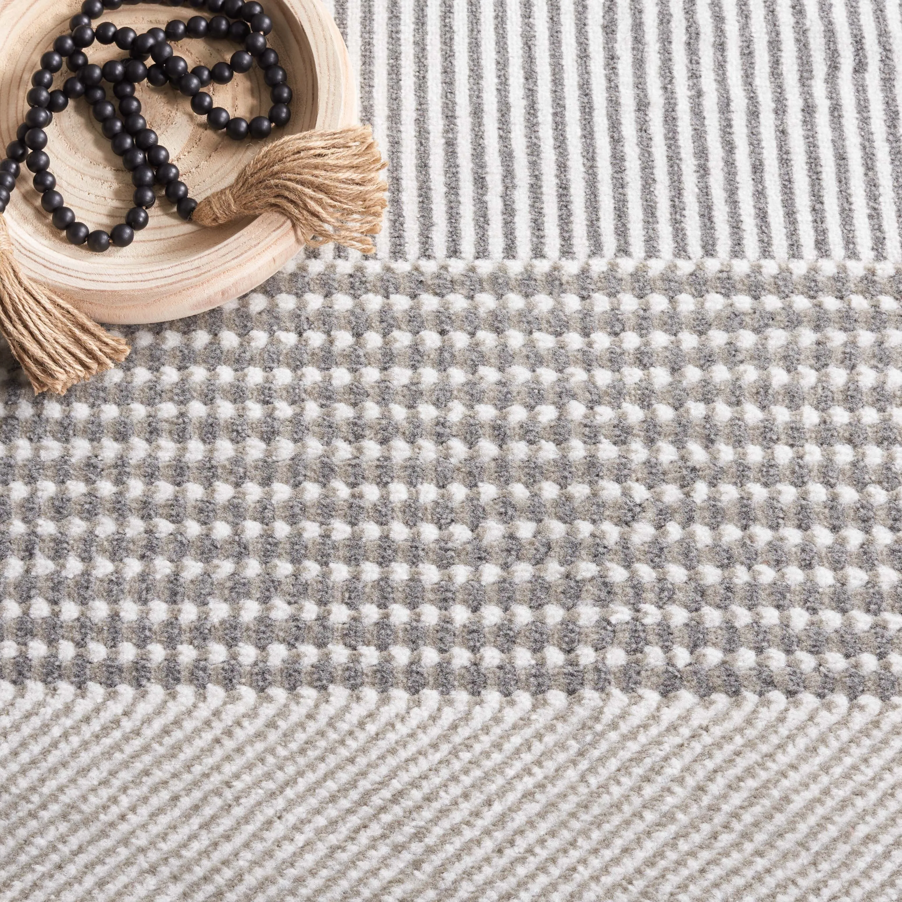 SAFAVIEH Pyramid Nanie Modern Stripe Rug