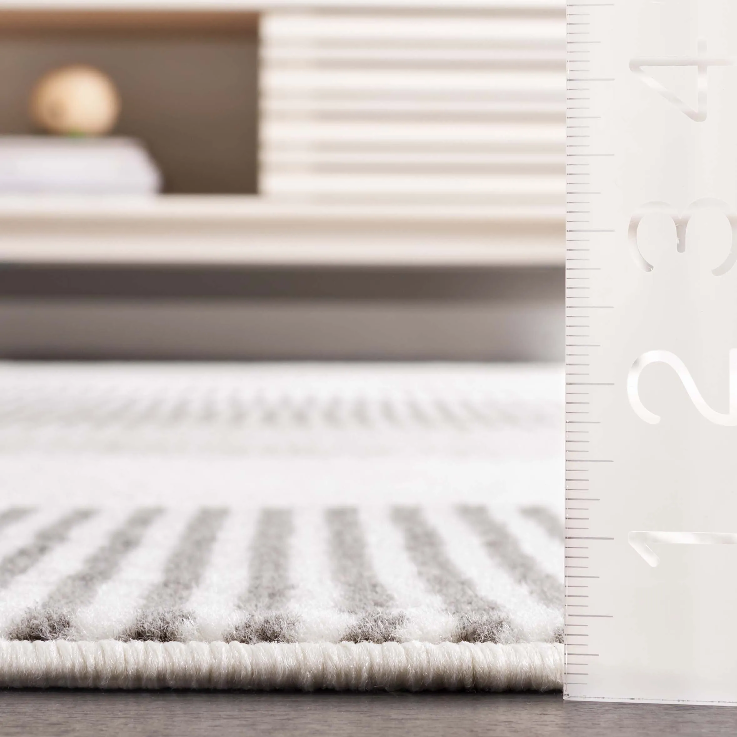 SAFAVIEH Pyramid Nanie Modern Stripe Rug