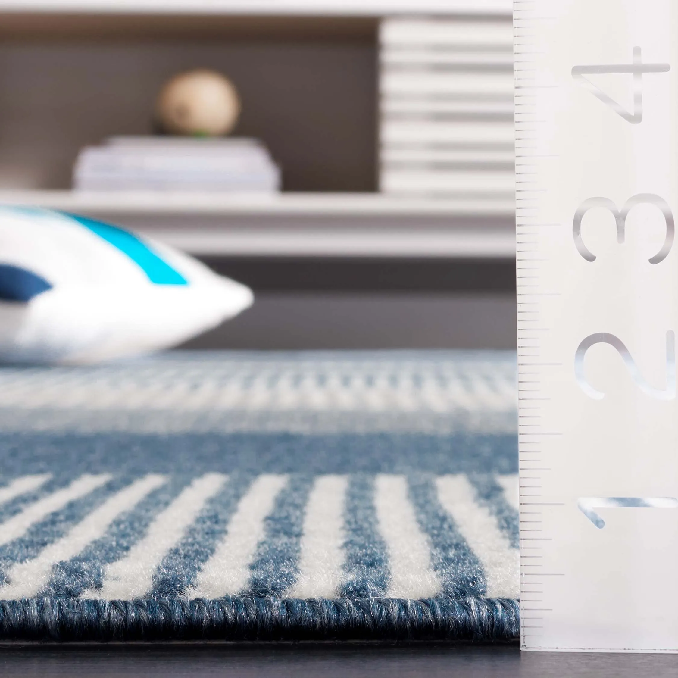 SAFAVIEH Pyramid Nanie Modern Stripe Rug