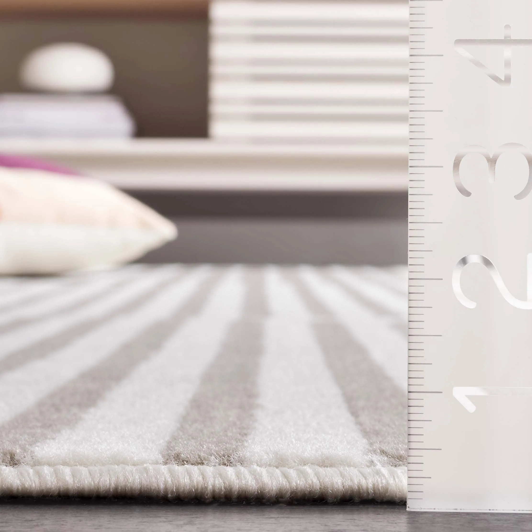 SAFAVIEH Pyramid Petra Modern Stripe Rug