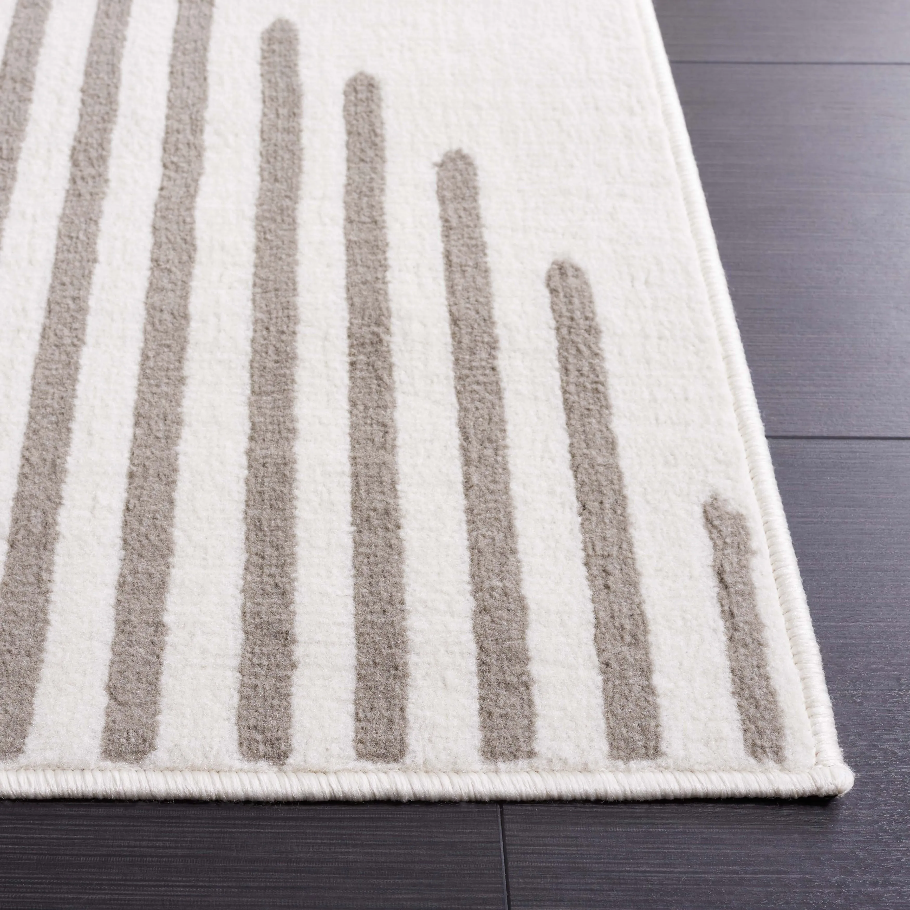 SAFAVIEH Pyramid Petra Modern Stripe Rug