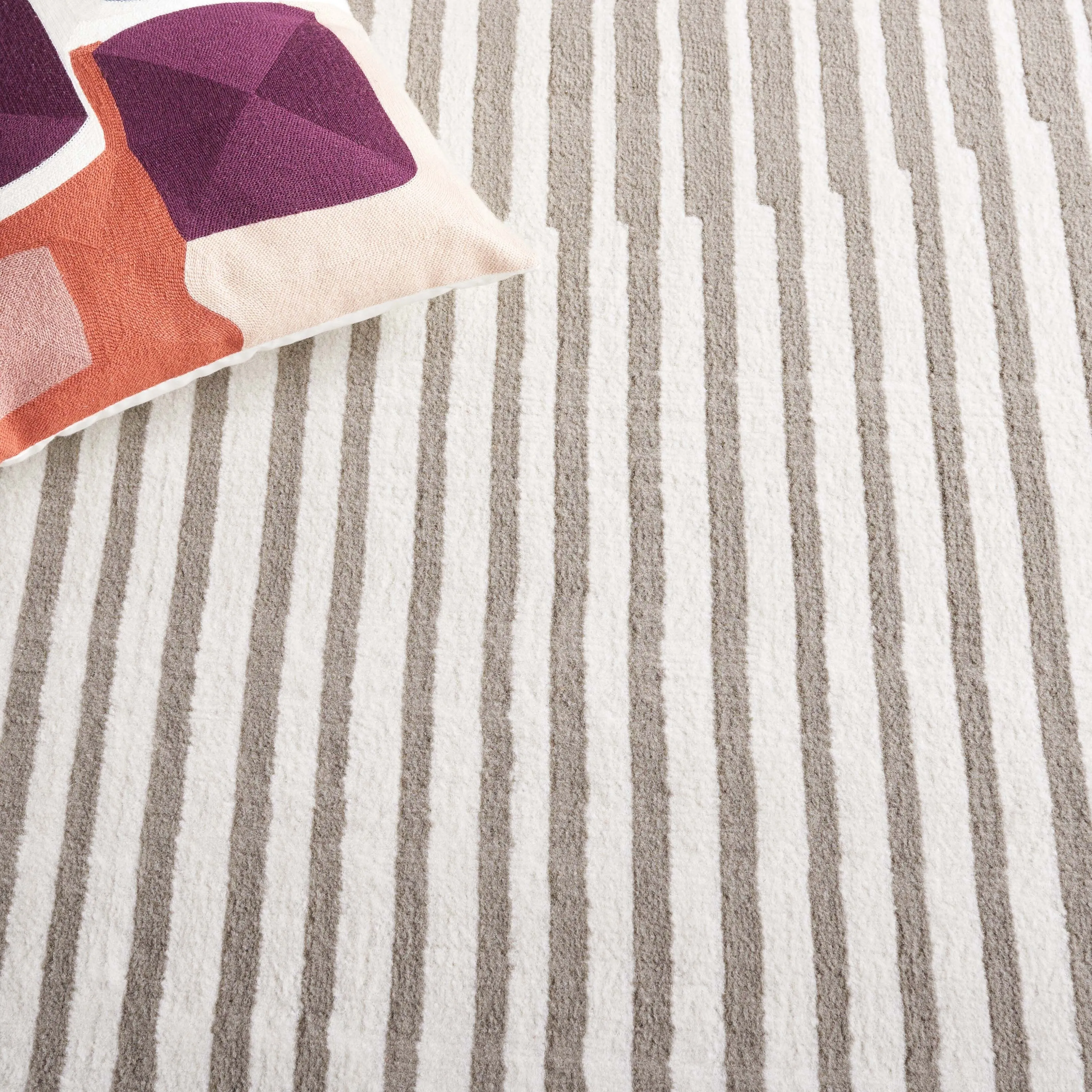 SAFAVIEH Pyramid Petra Modern Stripe Rug