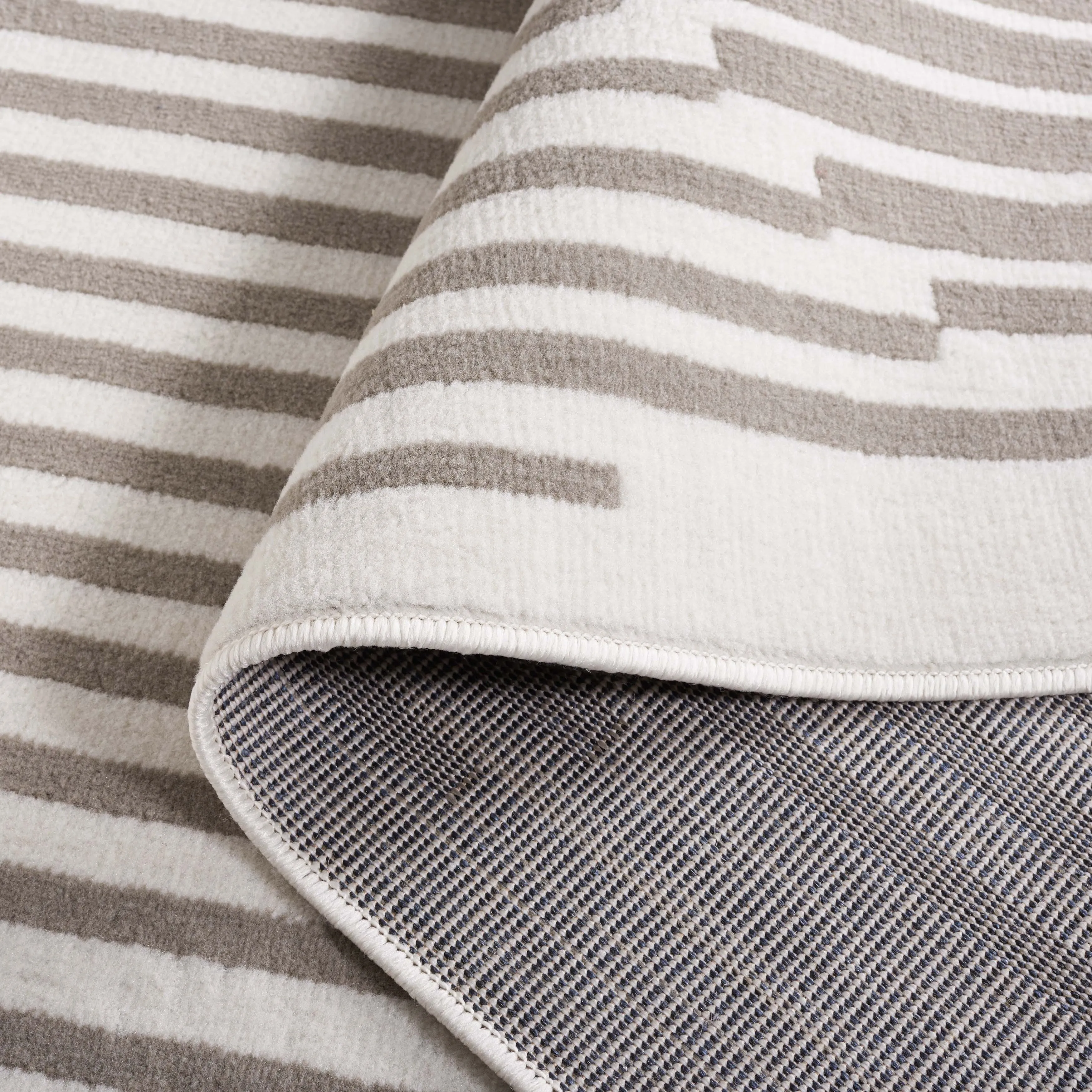 SAFAVIEH Pyramid Petra Modern Stripe Rug