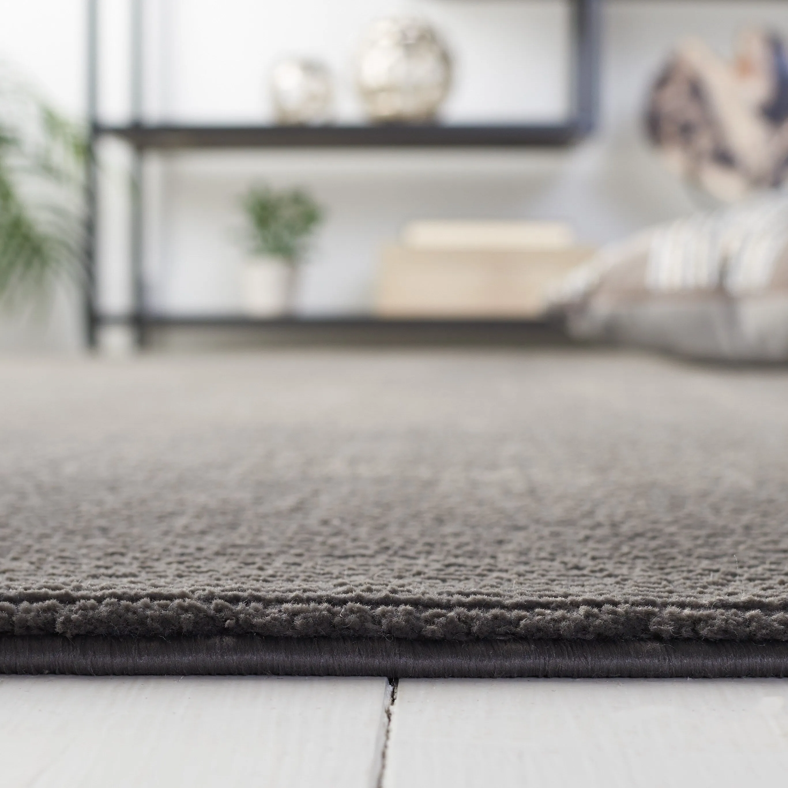 SAFAVIEH Revive Avie Solid Rug