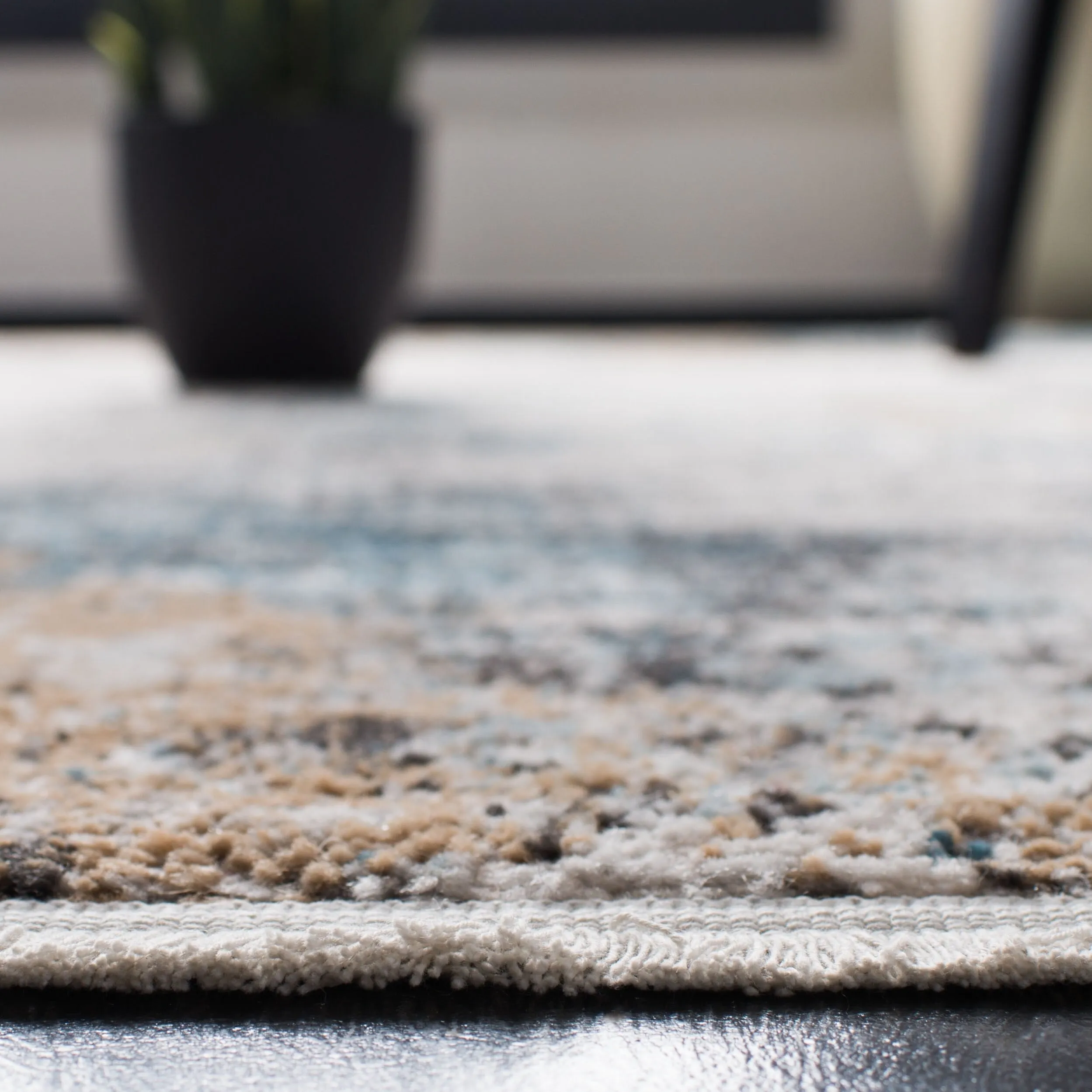 SAFAVIEH Shivan Lauretta Abstract Rug