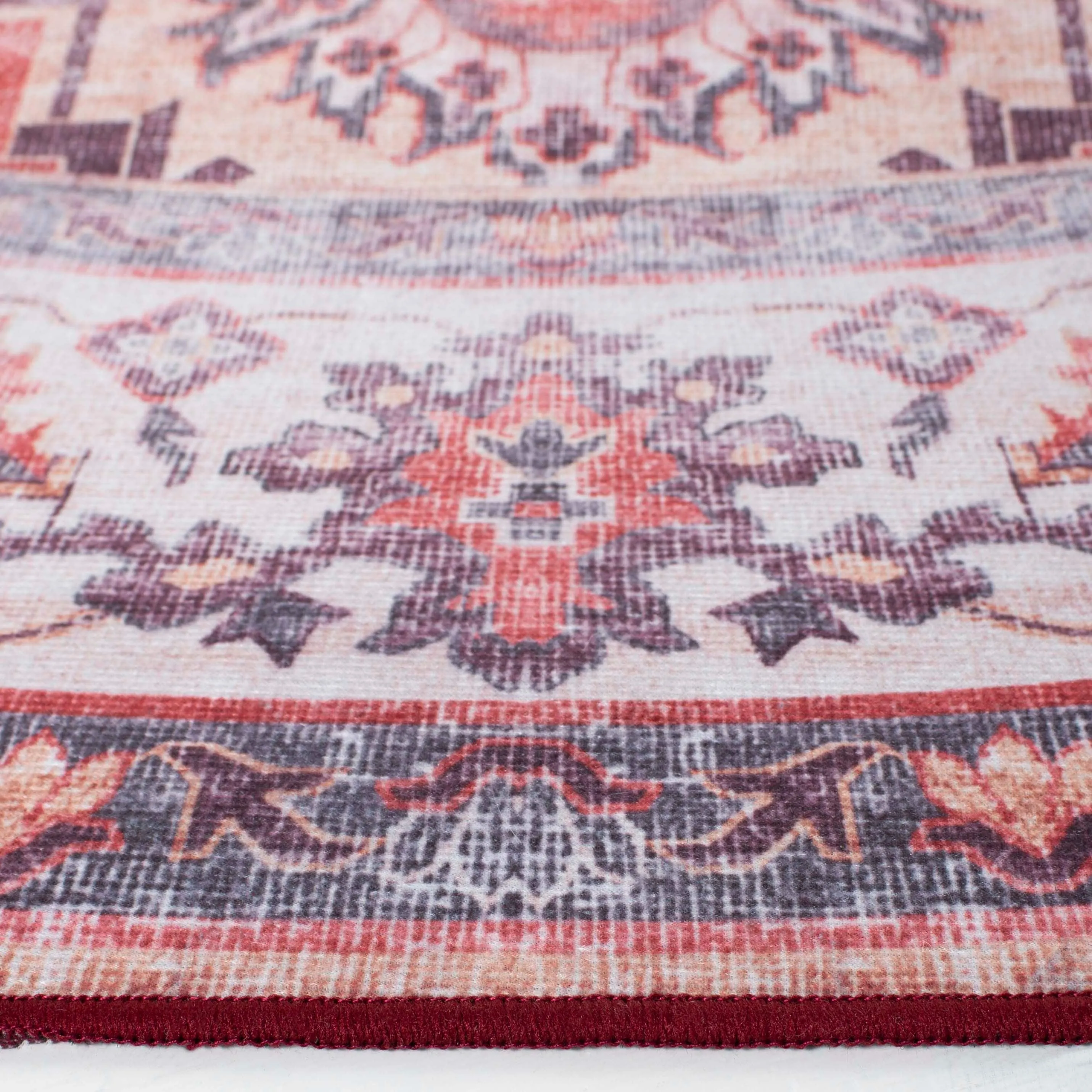 SAFAVIEH Tucson Machine Washable Slip Resistant Celina Traditional Rug