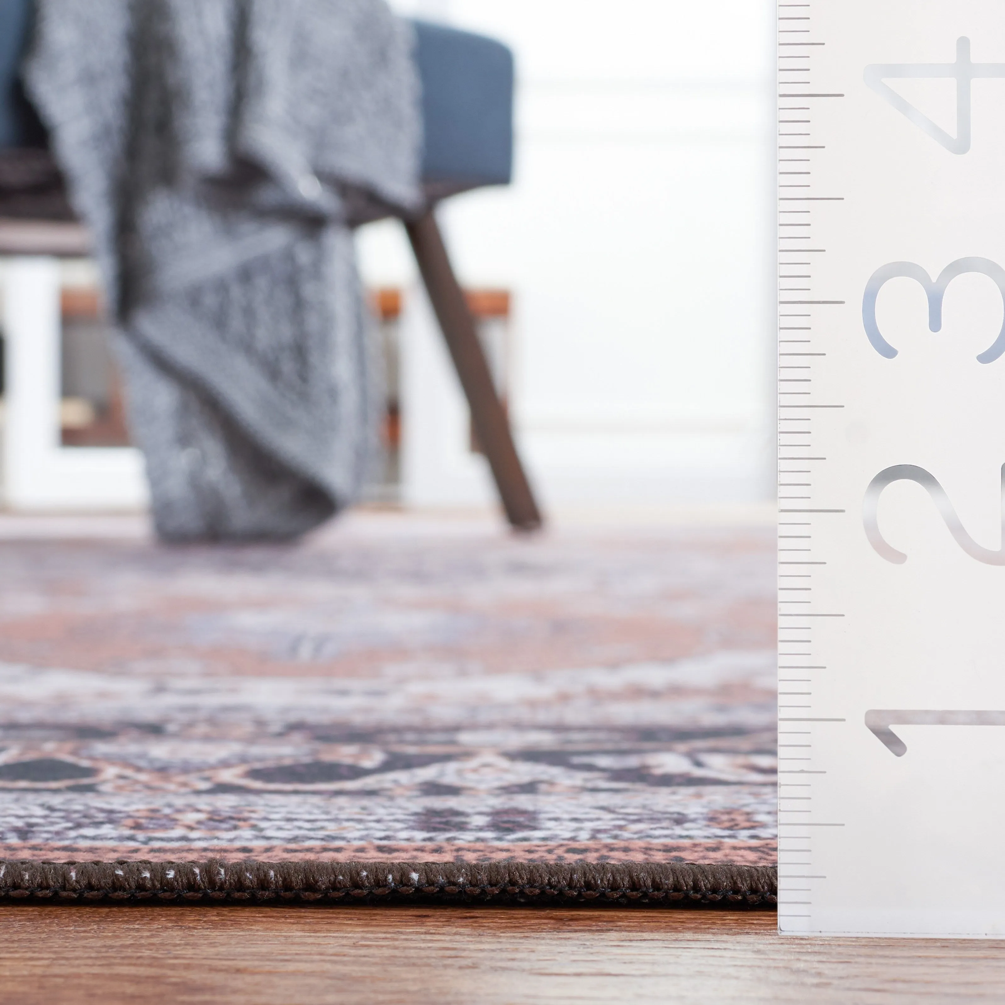 SAFAVIEH Tucson Machine Washable Slip Resistant Emmer Traditional Rug
