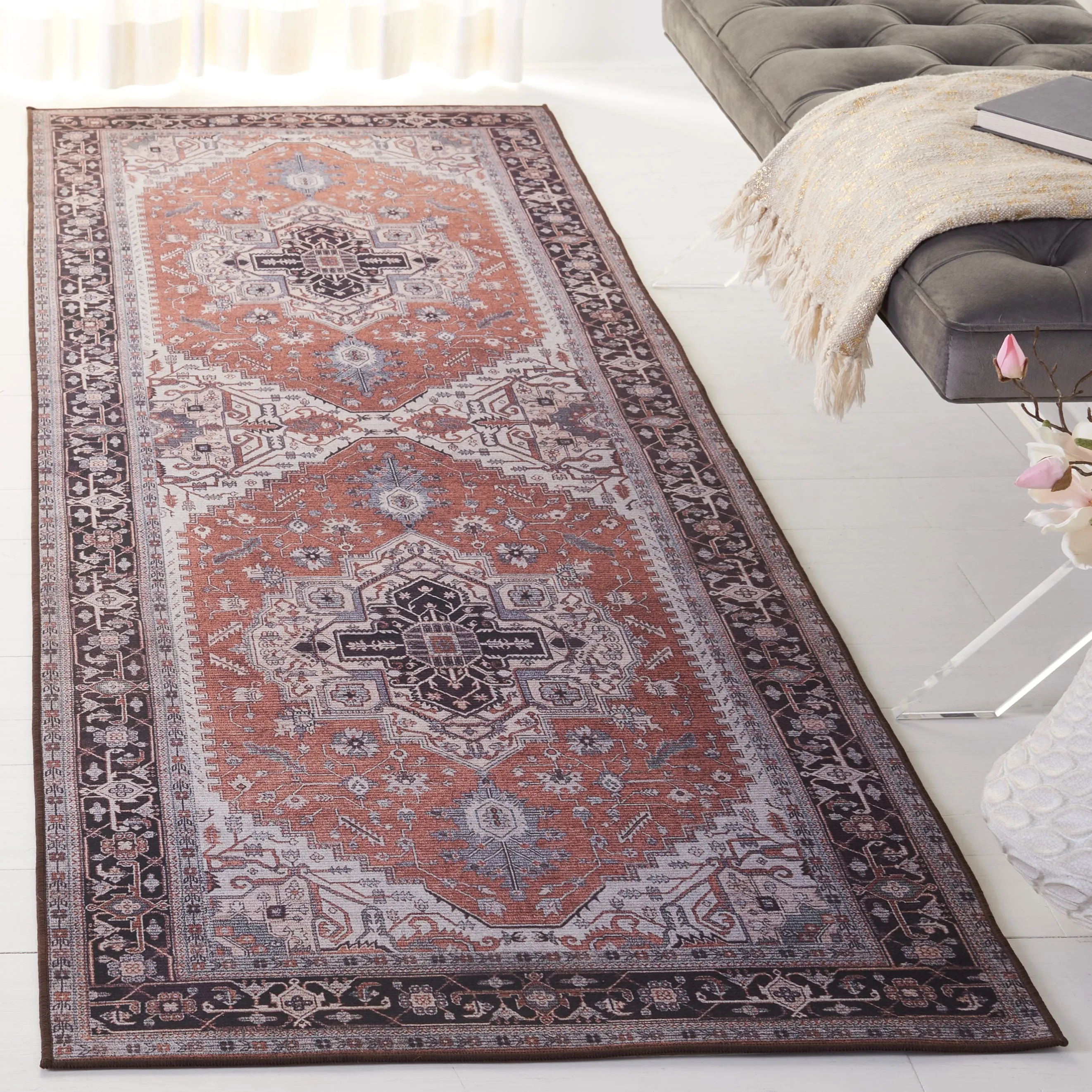 SAFAVIEH Tucson Machine Washable Slip Resistant Emmer Traditional Rug