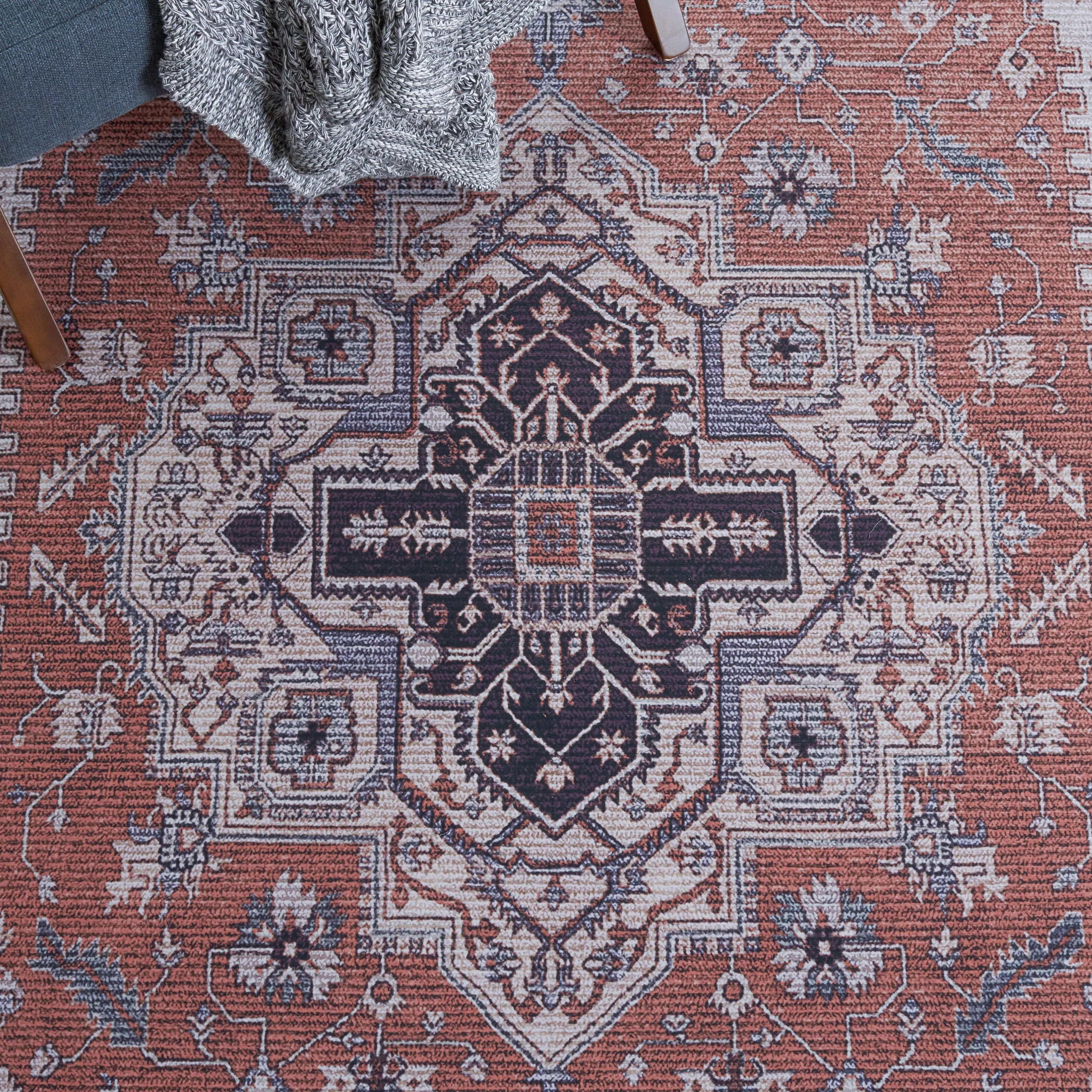SAFAVIEH Tucson Machine Washable Slip Resistant Emmer Traditional Rug