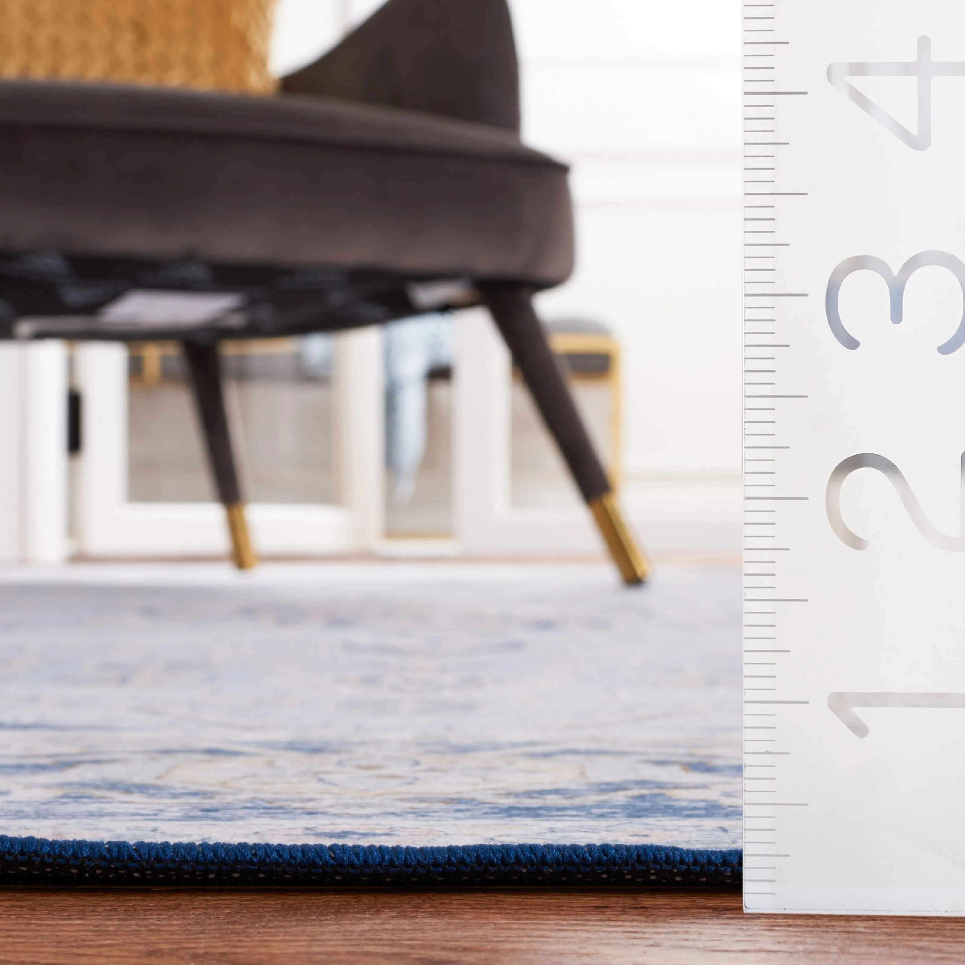 SAFAVIEH Tucson Machine Washable Slip Resistant Emmie Traditional Rug
