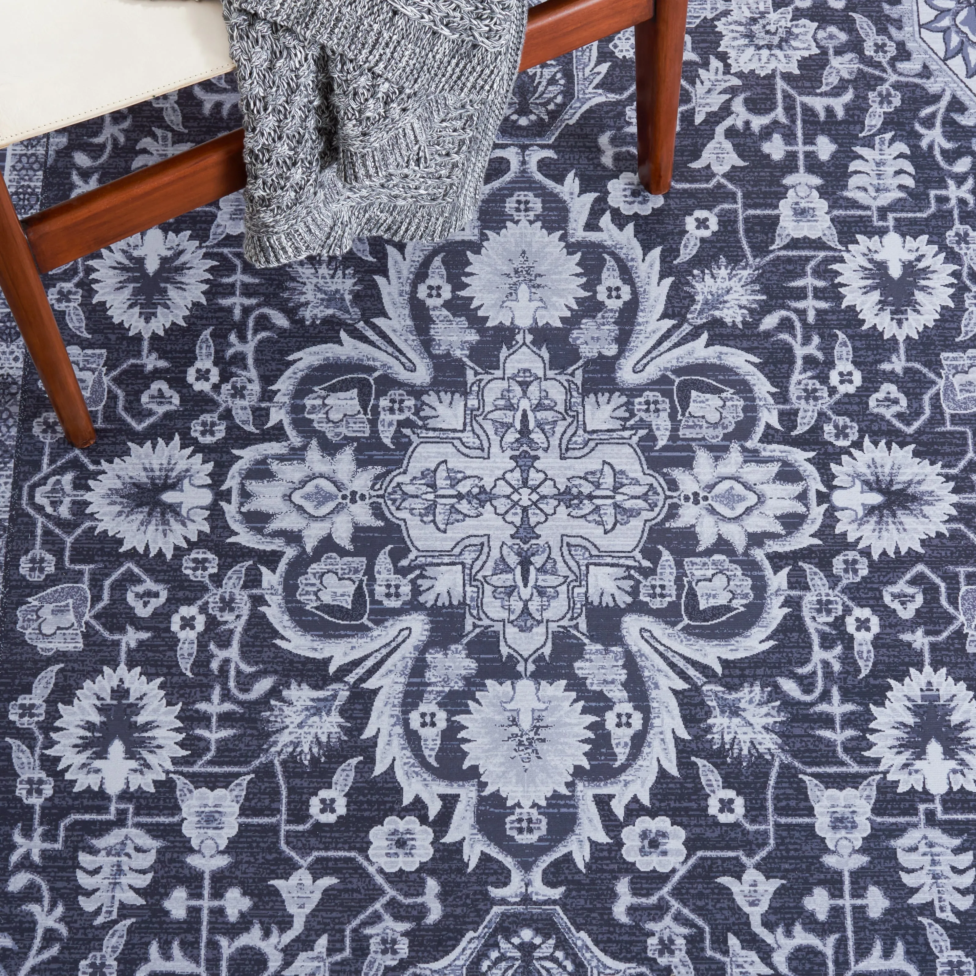SAFAVIEH Tucson Machine Washable Slip Resistant Emmie Traditional Rug