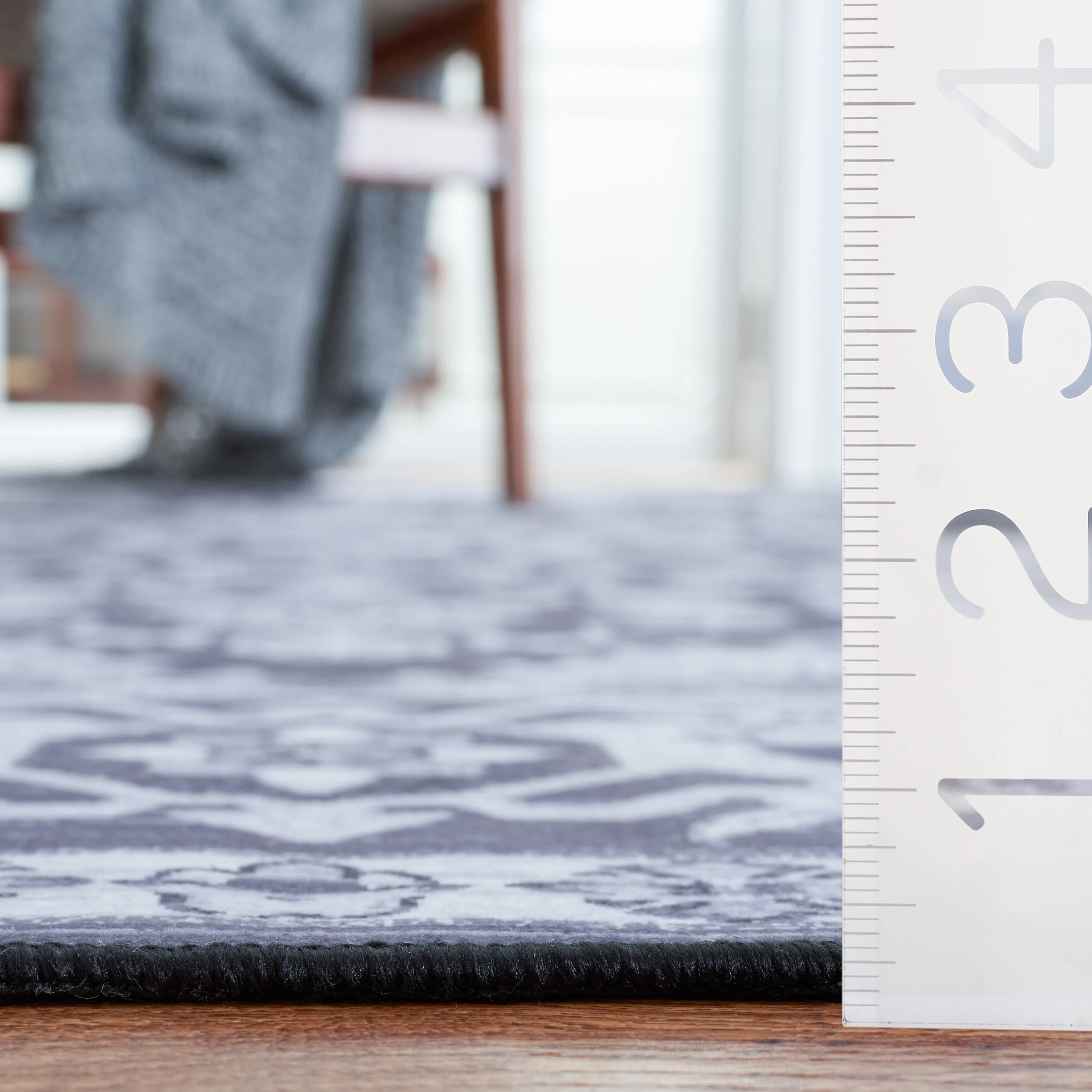 SAFAVIEH Tucson Machine Washable Slip Resistant Emmie Traditional Rug