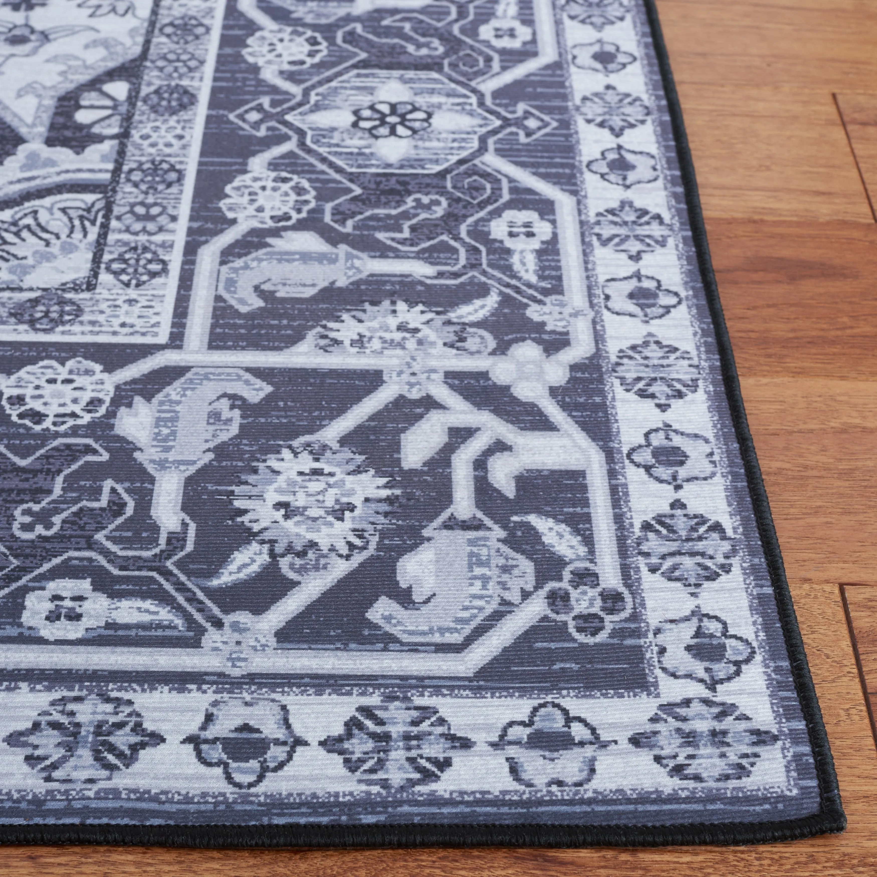 SAFAVIEH Tucson Machine Washable Slip Resistant Emmie Traditional Rug