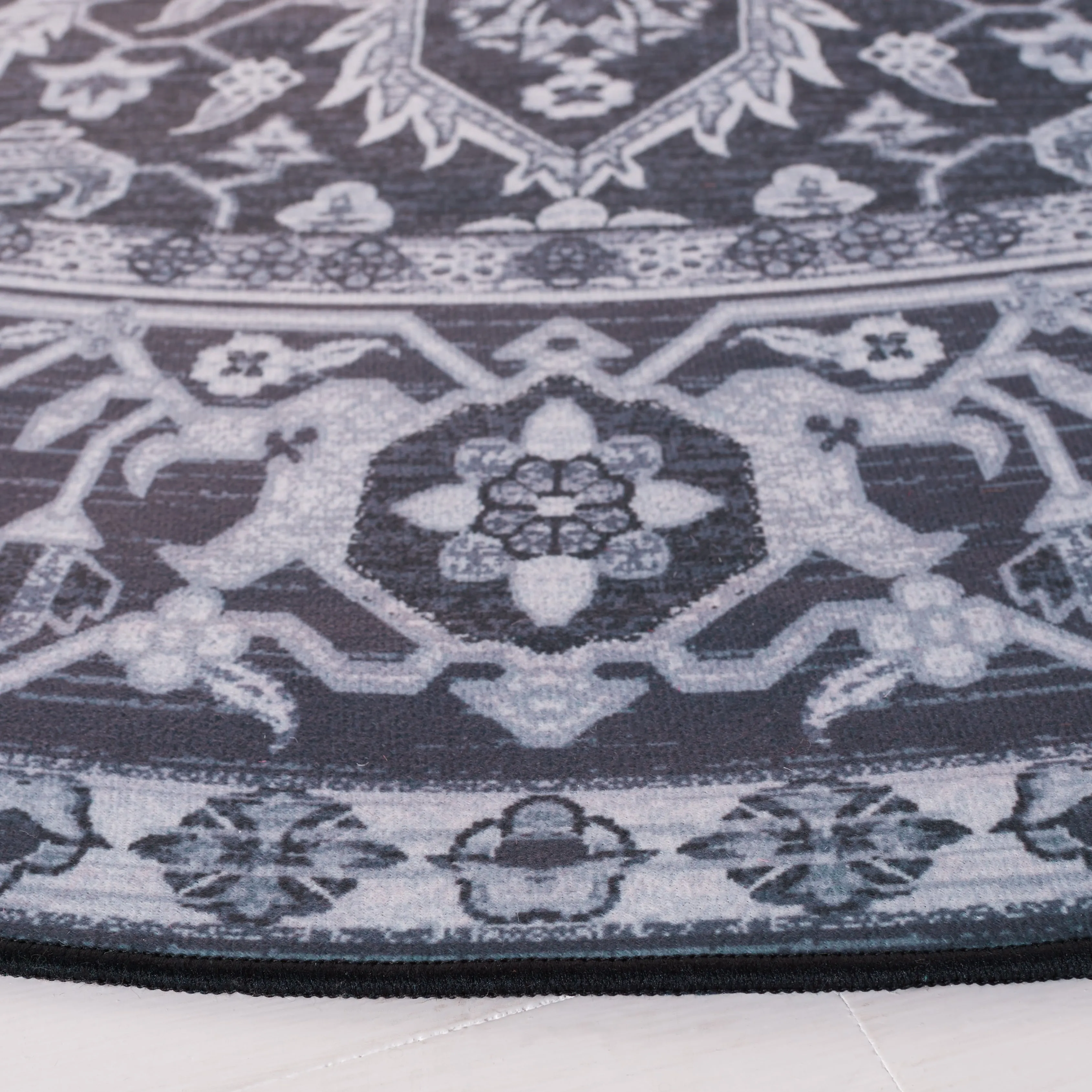 SAFAVIEH Tucson Machine Washable Slip Resistant Emmie Traditional Rug