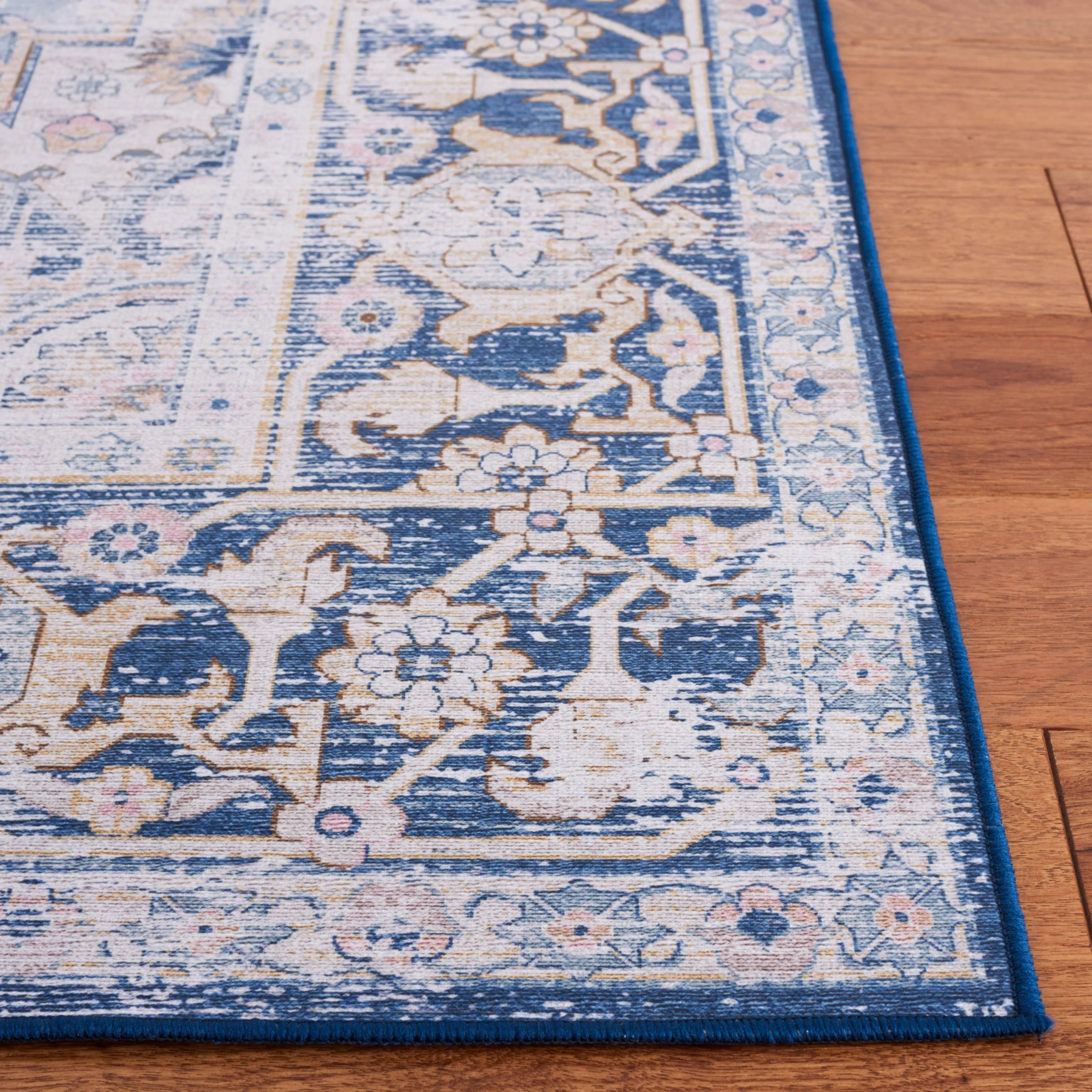 SAFAVIEH Tucson Machine Washable Slip Resistant Emmie Traditional Rug