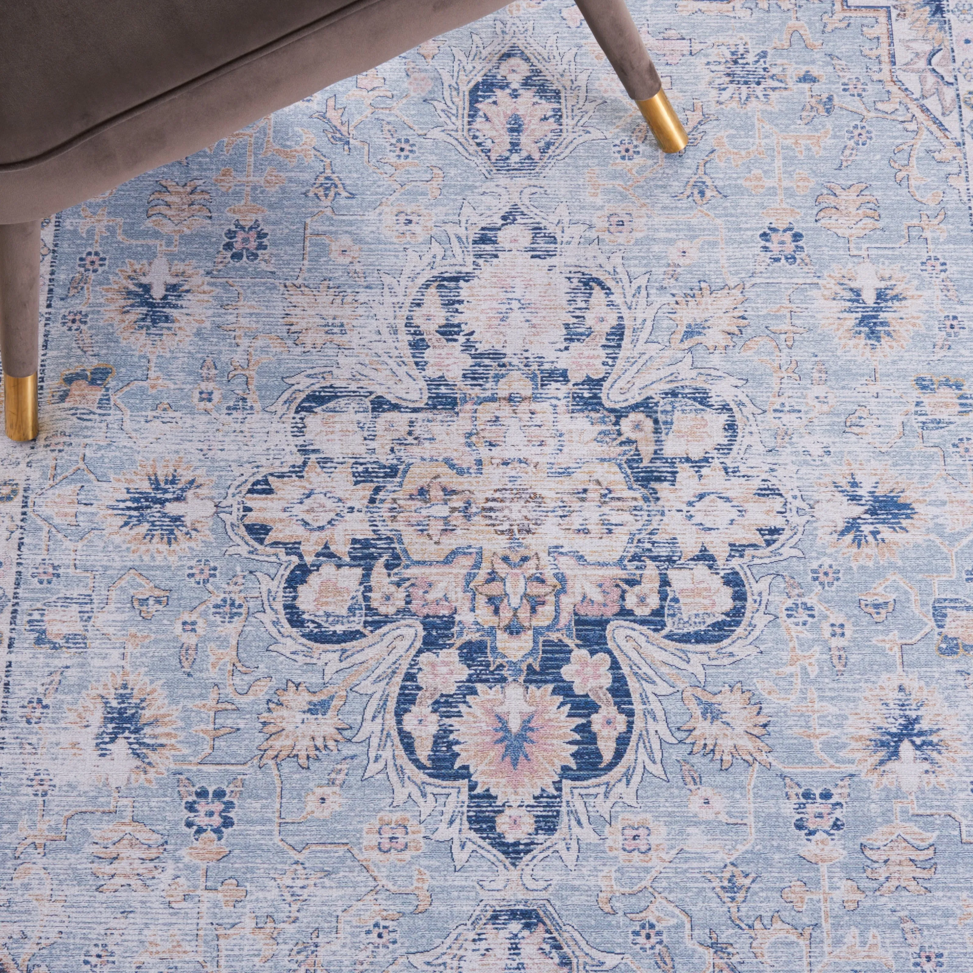 SAFAVIEH Tucson Machine Washable Slip Resistant Emmie Traditional Rug
