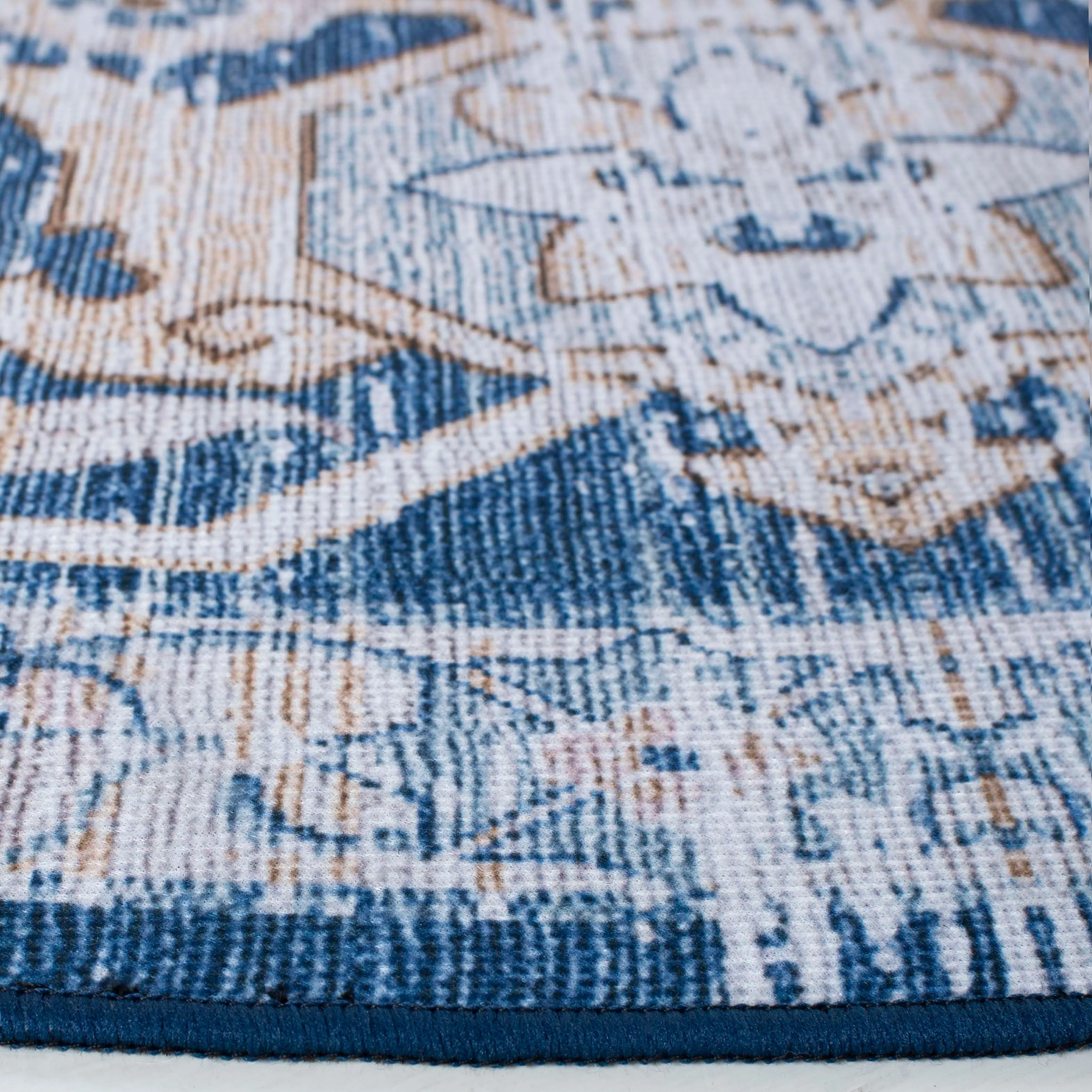 SAFAVIEH Tucson Machine Washable Slip Resistant Emmie Traditional Rug