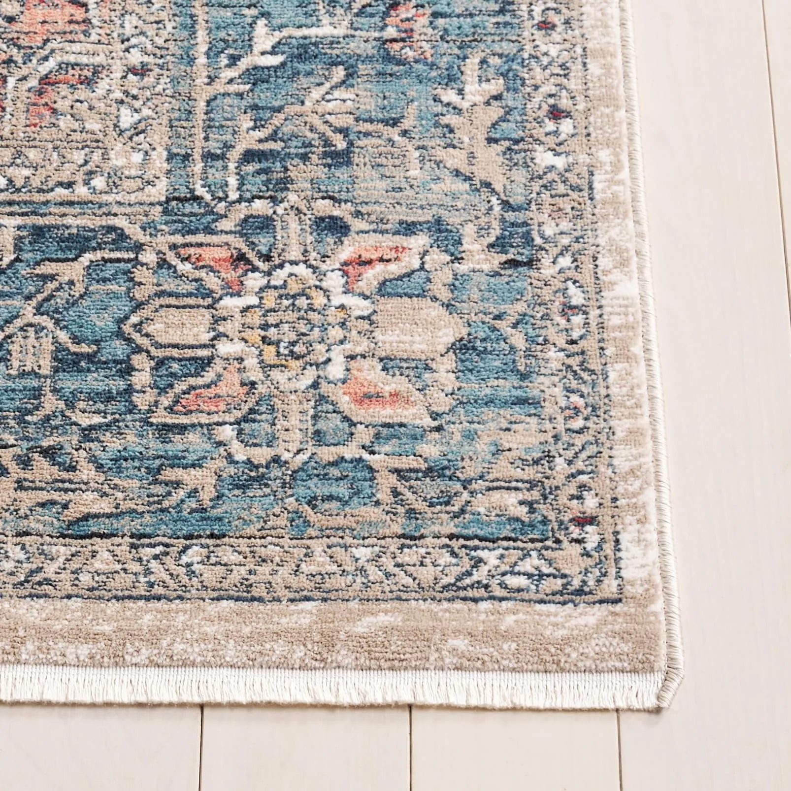 SAFAVIEH Victoria Pattie Traditional Oriental Rug