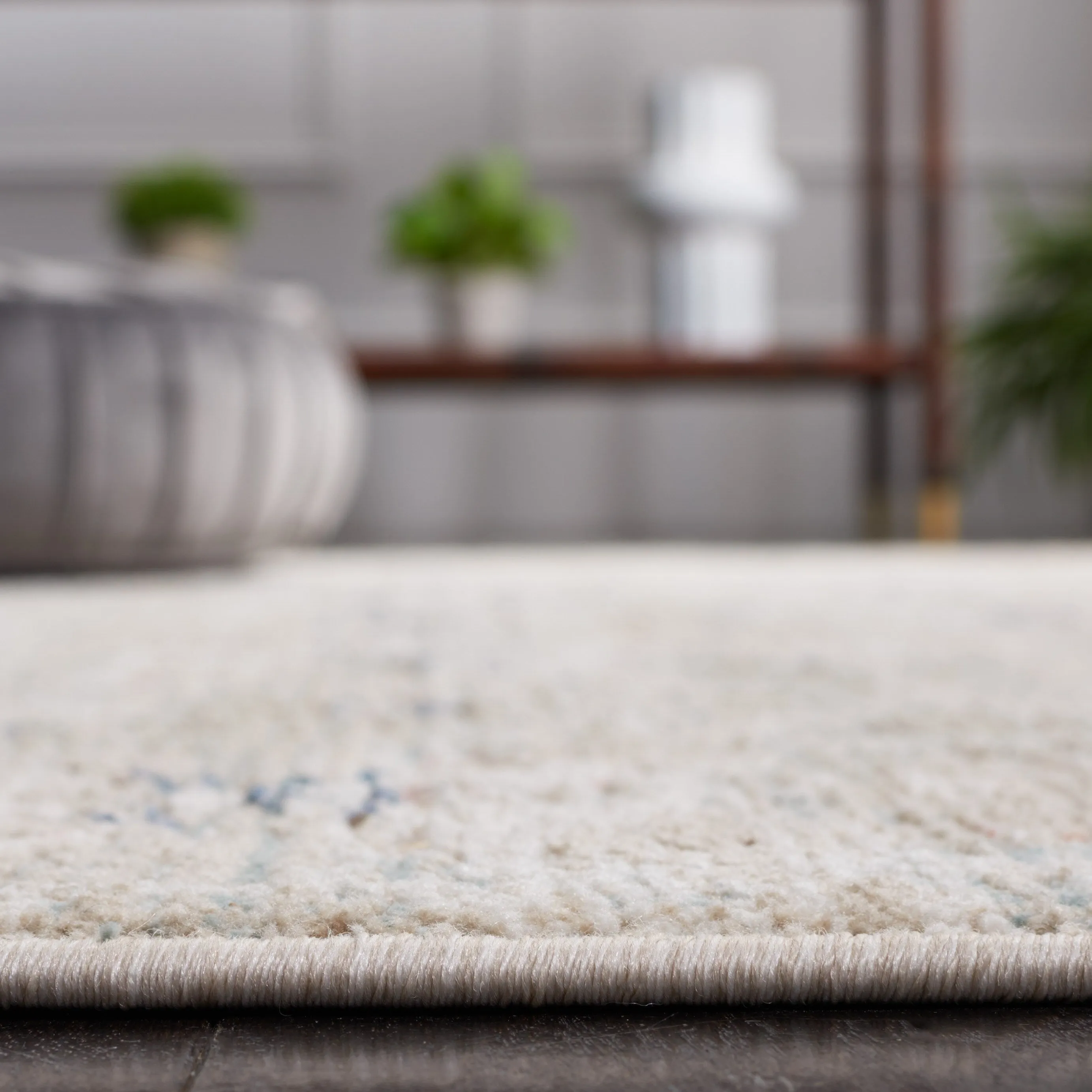SAFAVIEH Vivaldi Benilda Oriental Rug
