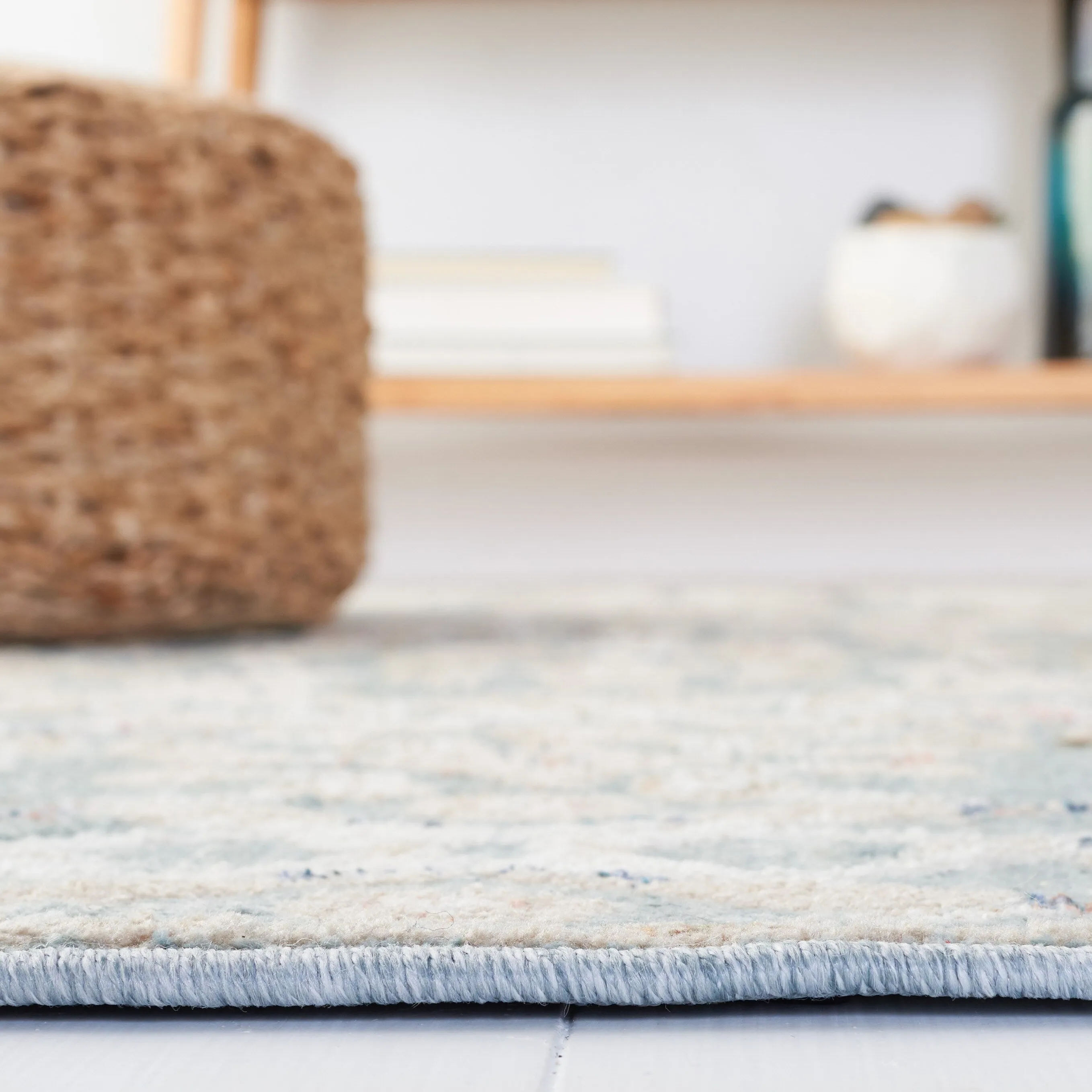 SAFAVIEH Vivaldi Benilda Oriental Rug