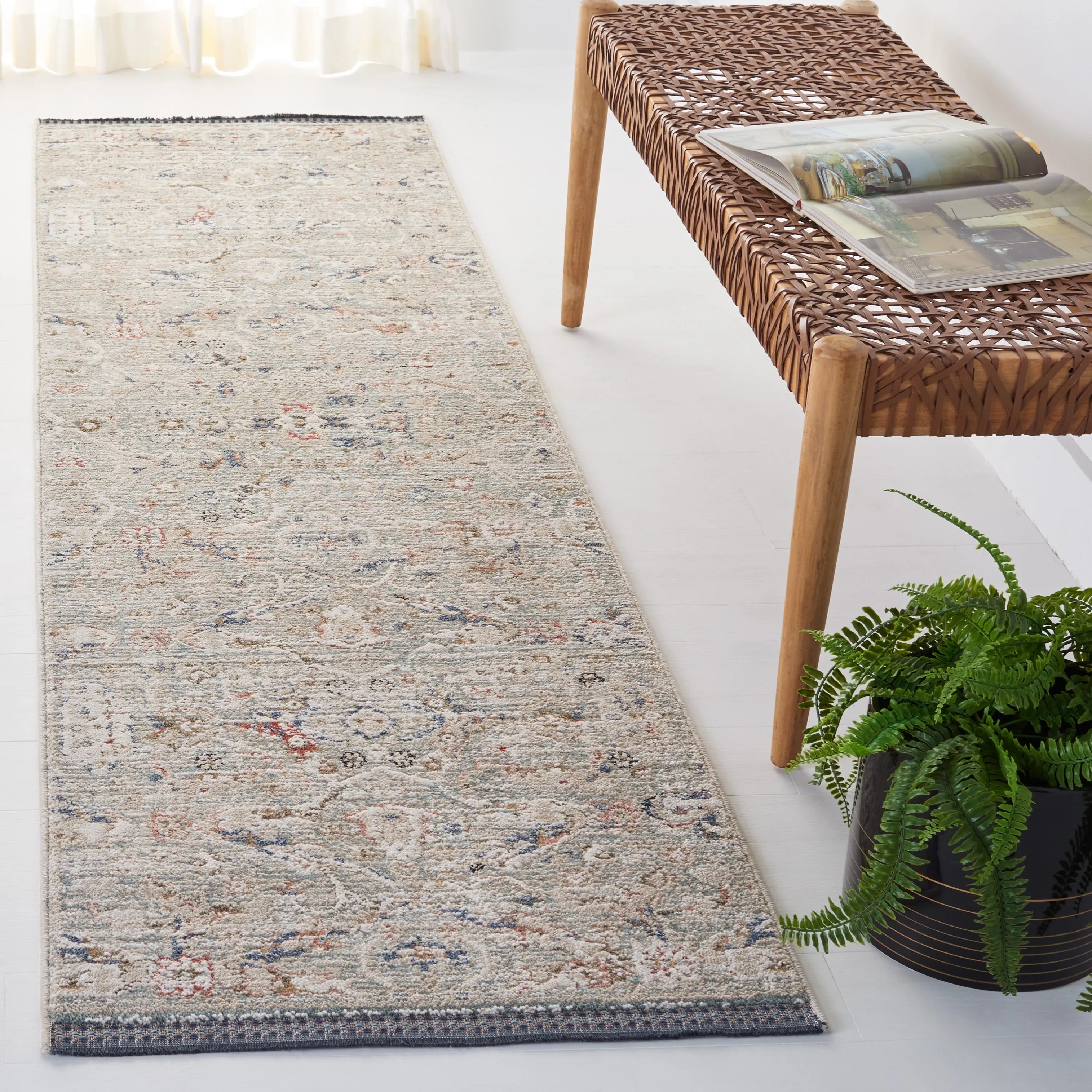 SAFAVIEH Vivaldi Benilda Oriental Rug